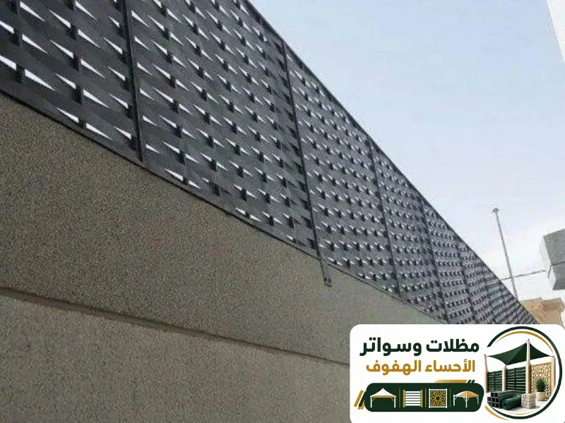 مقارنة بين سواتر الحديد وسواتر البلاستيك الخشبي